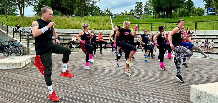 Rozgrzewajca zumba na placu Jagielloczyka