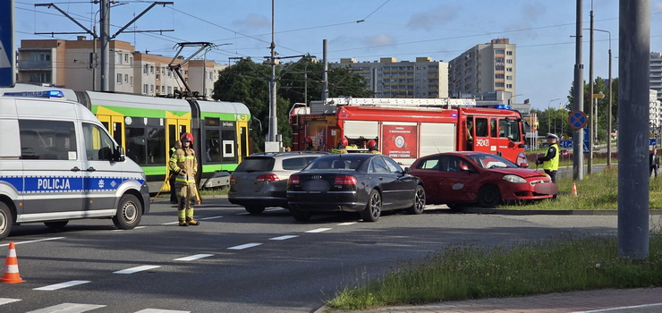 Kolizja 3 aut na ul. Pk. Dbka. Ruch w kierunku al. Odrodzenia jest zablokowany (aktualizacja)