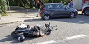 Zderzenie auta z motocyklem. Ranny 29-latek przewieziony do szpitala