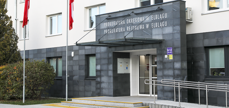 Elbląg: Urzędnik oskarżony o wykorzystywanie małoletniej i stalking