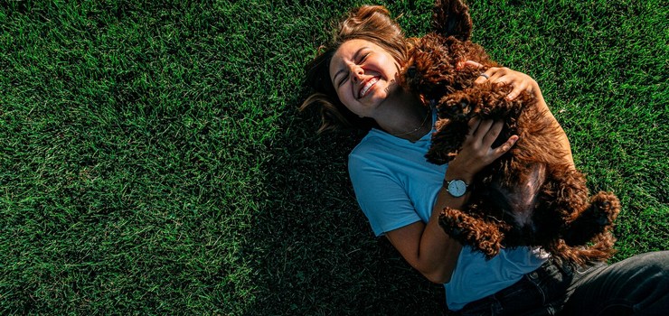 Gorące lato, wakacje i czworonożni przyjaciele – jak dbać o psa podczas upałów?