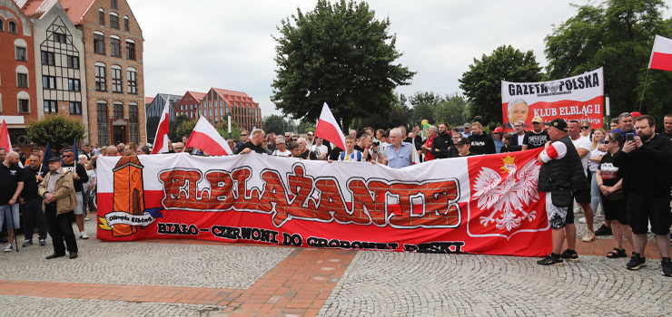 Antyimigrancka demonstracja na Starym Miecie. Kibice skandowali: "Polska dla Polakw" (zdjcia)
