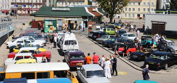 Zabytkowe auta i burgery. Za nami "blokowanie" McDonalda (zobacz zdjęcia)