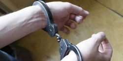M�czyzna zatrzymany na kradzie�y butelki alkoholu o warto�ci 1200 z�