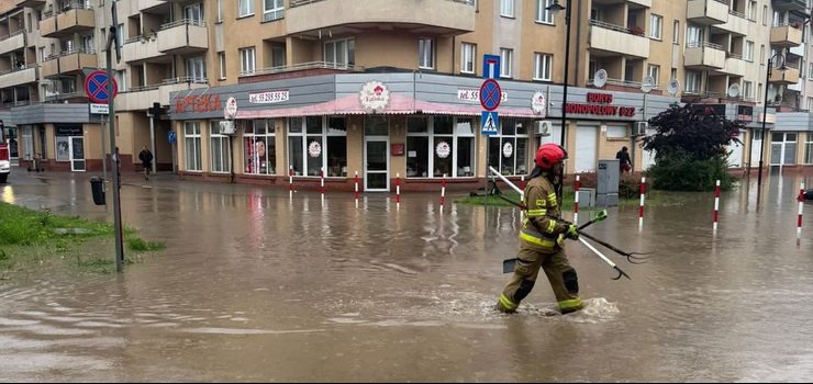 Rzeka Kumiela wylaa powodujc miejscowe podtopienia