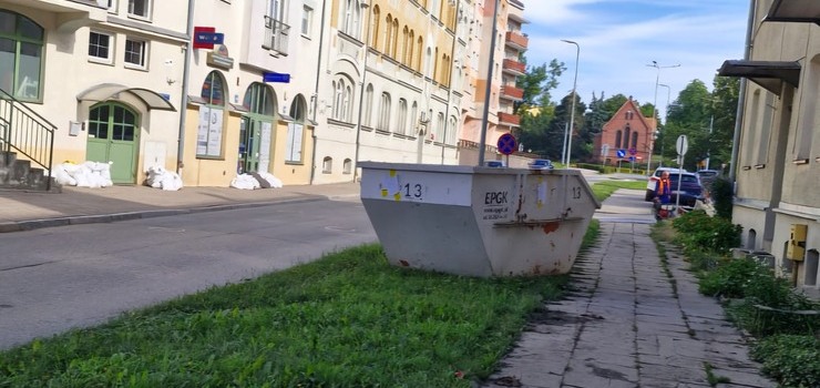 Na ulicy Związku Jaszczurczego pojawiły się kontenery na odpady popowodziowe