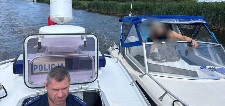Policjanci patrolu wodnego na pomoc sterownikowi z niesprawną łodzią