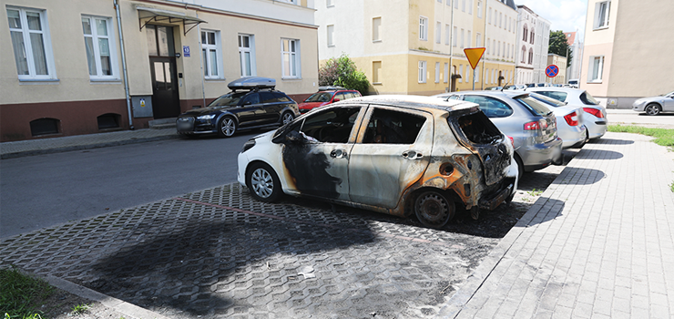 Wyspiaskiego: Spalone auto blokuje miejsce parkingowe. Czytelnik: Kto wreszcie usunie ten wrak?