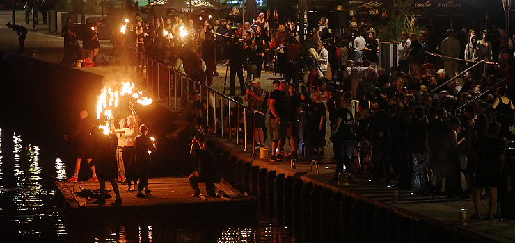 Ogień i woda. Niesamowity spektakl nad rzeką (zobacz zdjęcia)