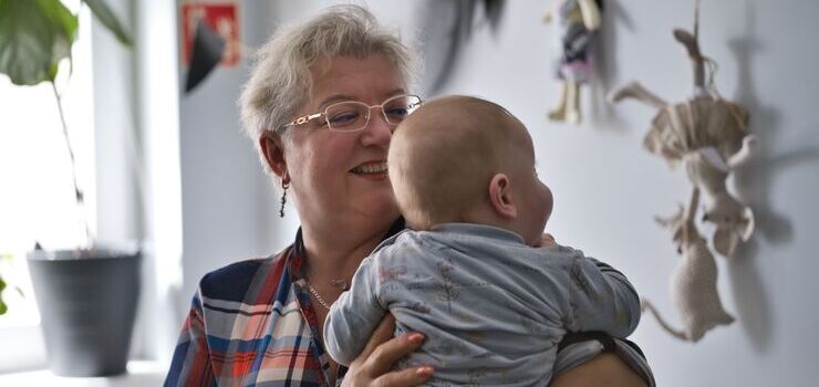 „Nie każde dziecko trzeba urodzić, żeby kochać naprawdę”. Dorota Kapuścińska o sile rodzicielstwa zastępczego