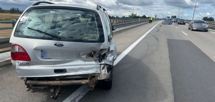 Pasaer zacign rczny hamulec... Auto kilkukrotnie obrcio si uderzajc w bariery