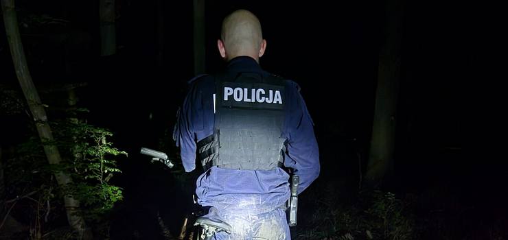 Ranny rowerzysta utknął w lesie. Pomogli mu policjanci