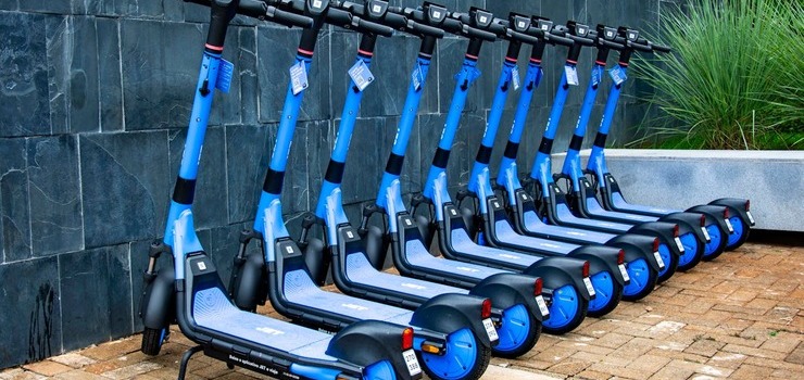 Jak wybrać hulajnogę elektryczną dla dziecka – przewodnik po bezpieczeństwie, parametrach i użytkowaniu