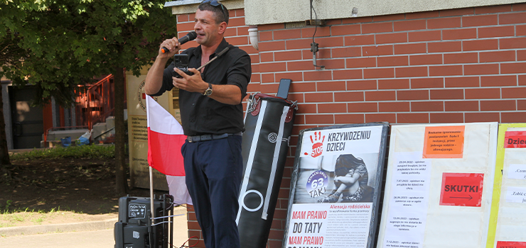 Elbląg: Z kijem bejsbolowym pod prokuraturą. To protest przeciwko krzywdzeniu dzieci