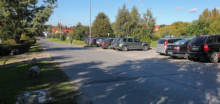 „Utrudnienie dla pieszych i kierowcw”. Dbrowskiego doczeka si chodnika?