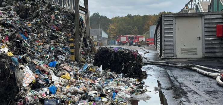 Komunikat dot. pożaru hali sortowni w Zakładzie Utylizacji Odpadów w Elblągu. Zdjęcia pogorzeliska