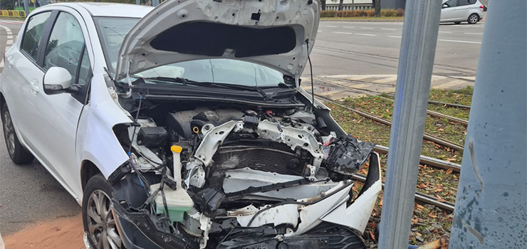 Skrzyowanie Grobla w. Jerzego z Traugutta: Takswkarz spowodowa wypadek?