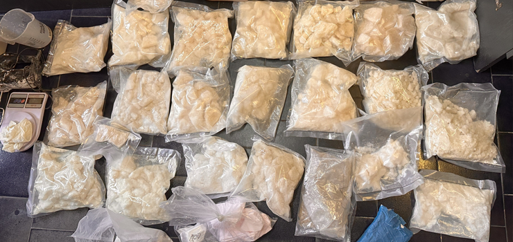 Zatrzymani za przetwarzanie i handel narkotykami. Policjanci zabezpieczyli ponad 50 kilogramów zakazanych substancji