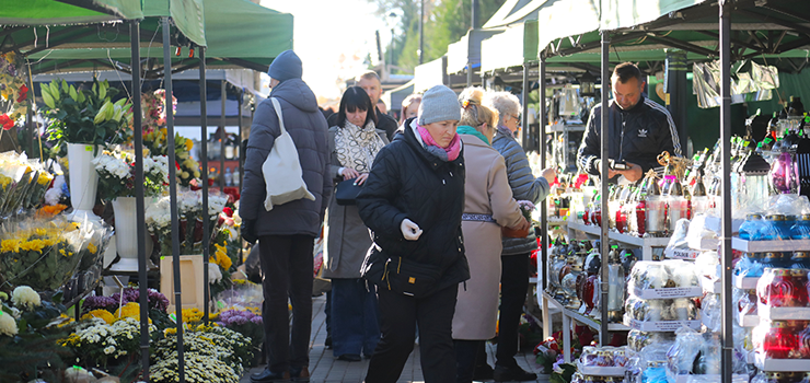 Elblążanie od wczesnych godzin odwiedzali groby bliskich (zobacz zdjęcia)