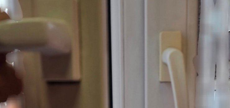 Demontuj uszczelki z oknach, sono kasuj za nowe. Uwaga na nacigaczy!