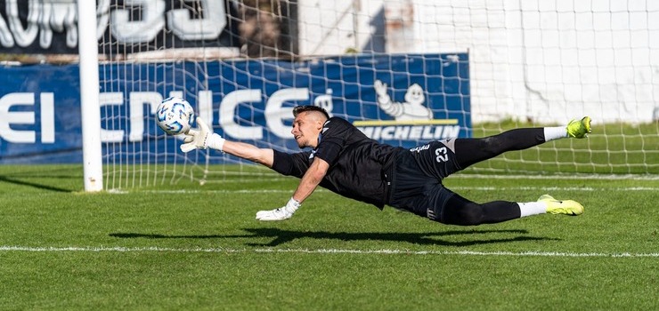 Jakie s zasady cofnicia piki do bramkarza w pice nonej?