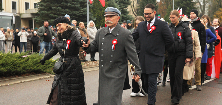 Polonez na ulicach Elblga z okazji Narodowego wita Niepodlegoci (zdjcia)