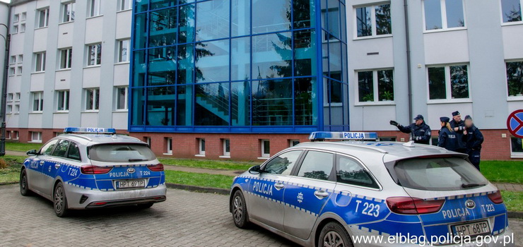 Uzbrojony w n napastnik wchodzi do dziekanatu Wydziau Lekarskiego...