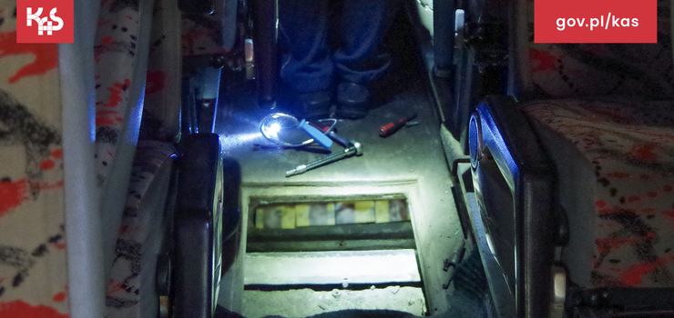 Funkcjonariusze WMUCS udaremnili przemyt papierosw w przerobionym autokarze