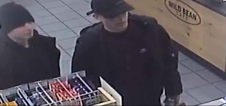 Policjanci z Elbląga poszukują mężczyzn widocznych na nagraniu z monitoringu