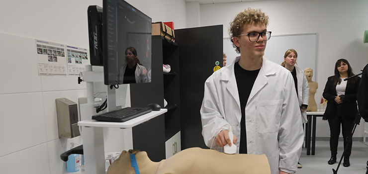 Elblg: 12 mln z na sprzt do szkolenia przyszych lekarzy. Studenci poznaj realia pracy z pacjentem