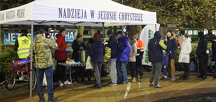 Elblg: Spotkanie na Placu Dworcowym. Podzielili si ywnoci i nadziej (zdjcia)