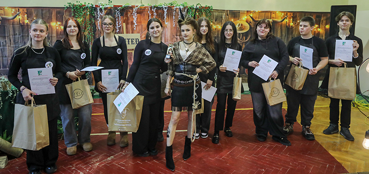 Elbląg: Dziki Zachód na szkolnym wybiegu. Młodzież rywalizowała o tytuł Super Fryzjera ZSISiU (zdjęcia)