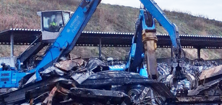 Elbl�g: Trwa rozbi�rka spalonej hali sortowni. Co by�o przyczyn� po�aru?