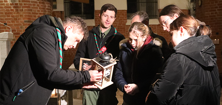 Betlejemskie �wiat�o Pokoju dotar�o do Elbl�ga - zobacz zdj�cia 