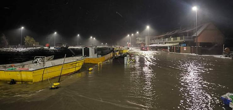 Trudna sytuacja we Fromborku. Woda wdziera si� do miasta�