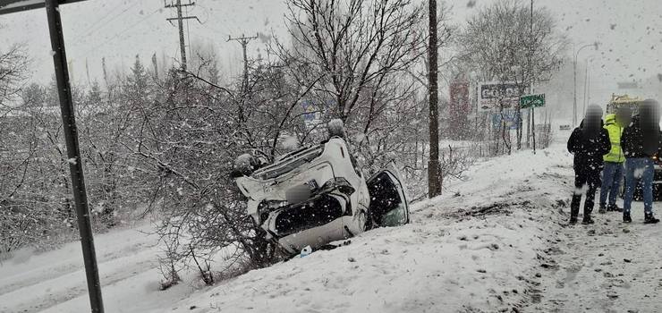 Kierowca toyoty wjechał w ciężarówkę