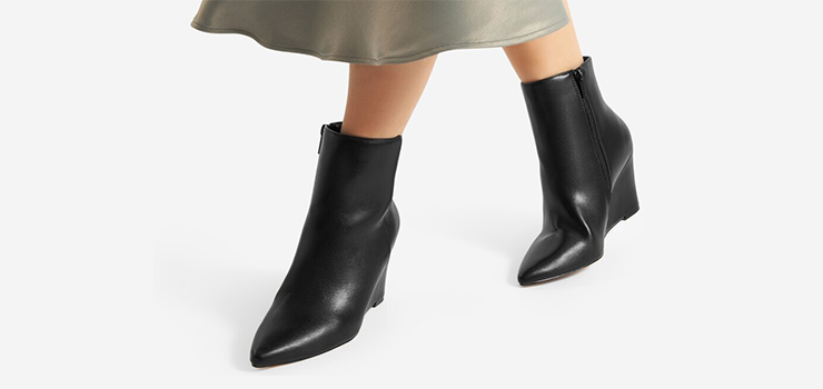 Zimowe stylizacje z butami na koturnie