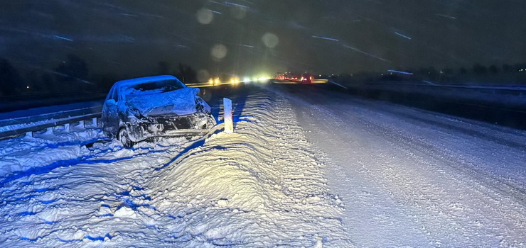 Samoch�d uderzy� w barierk�. Jeden pas ruchu na S7 by� zablokowany