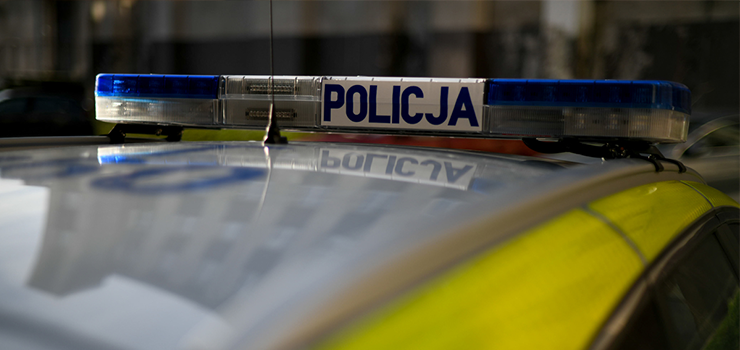 Wyjęli kratki odwadniające i wrzucili je dorzeki