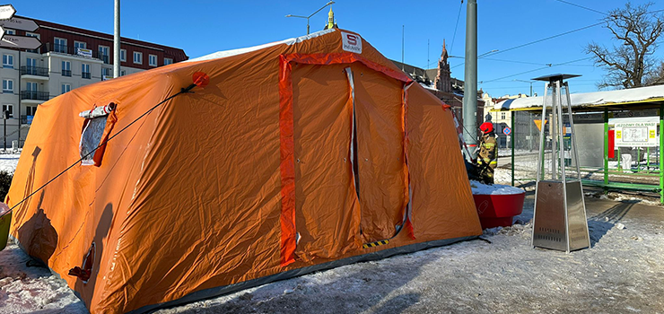 Na Placu S�owia�skim ustawiono namiot z nagrzewnicami