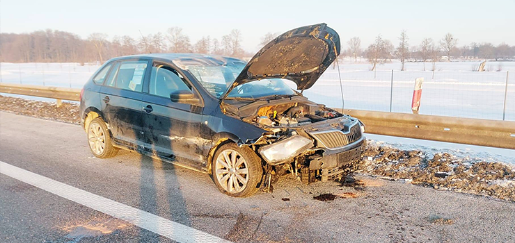 W Adamowie koło Elbląga doszło do kolizji. "Auto po uderzeniu w barierę dachowało"