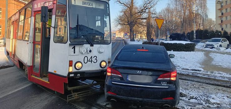 Elbl�g: Zderzenie tramwaju z samochodem osobowym