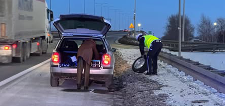 Policjanci z Wydzia�u Ruchu Drogowego pomogli kobiecie przy awarii pojazdu