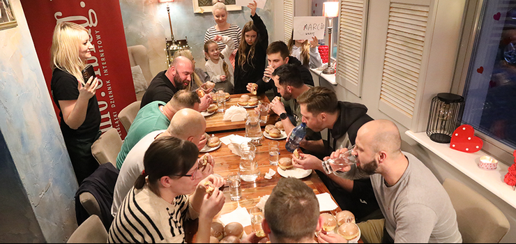 Mateusz B�kowski zjad� 5 p�czk�w w 1 min 24 sek! Za nami 9. zawody w jedzeniu p�czk�w