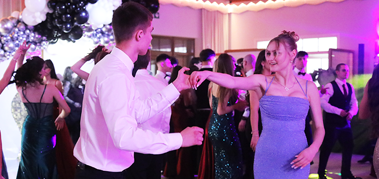 Polonez i zabawa do rana. Trwa studniówka IV LO w Elblągu (zobacz zdjęcia!)