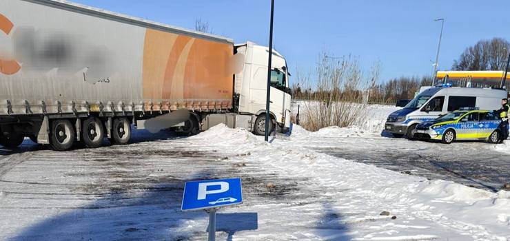 Pijany kierowca ci�ar�wki staranowa� znak i barierki. Kolizja na parkingu przy S7