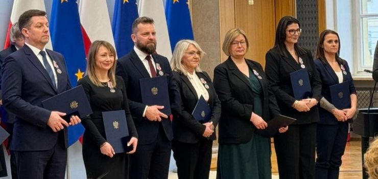 Premier Donald Tusk wyr�ni� zas�u�onych urz�dnik�w. W�r�d odznaczonych Elbl��anin