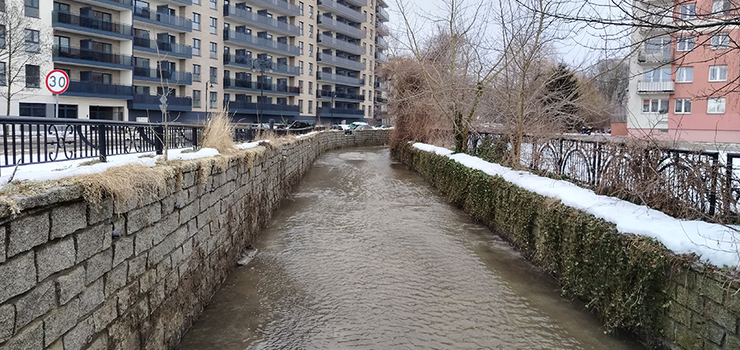 Elbl�g: W Kumieli przybywa wody. S�u�by w gotowo�ci, jest te� apel do mieszka�c�w