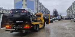 Kierowca postanowi� zrobi� sobie prywatne miejsce przed czyim� gara�em