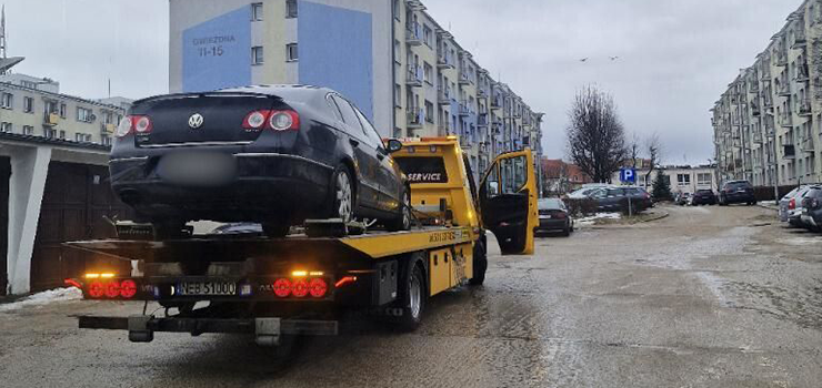 Kierowca postanowił zrobić sobie prywatne miejsce przed czyimś garażem